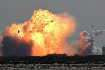 MELETUP NAMUN DIANGGAP BERJAYA: SpaceX Starship SN9 terhempas ke darat menyebabkan kebakaran besar selepas ujian penerbangan altitud tinggi di Boca Chica, Texas kelmarin. - Foto REUTERS