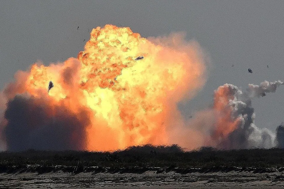 MELETUP NAMUN DIANGGAP BERJAYA: SpaceX Starship SN9 terhempas ke darat menyebabkan kebakaran besar selepas ujian penerbangan altitud tinggi di Boca Chica, Texas kelmarin. - Foto REUTERS