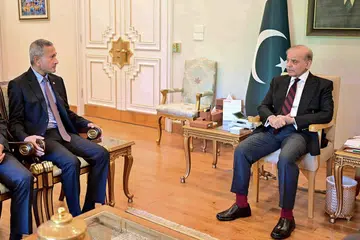 Perdana Menteri Pakistan, Encik Shehbaz Sharif (kanan) berbincang bersama Menteri Ehwal Luar, Dr Vivian Balakrishnan dalam mesyuarat mereka di Islamabad.