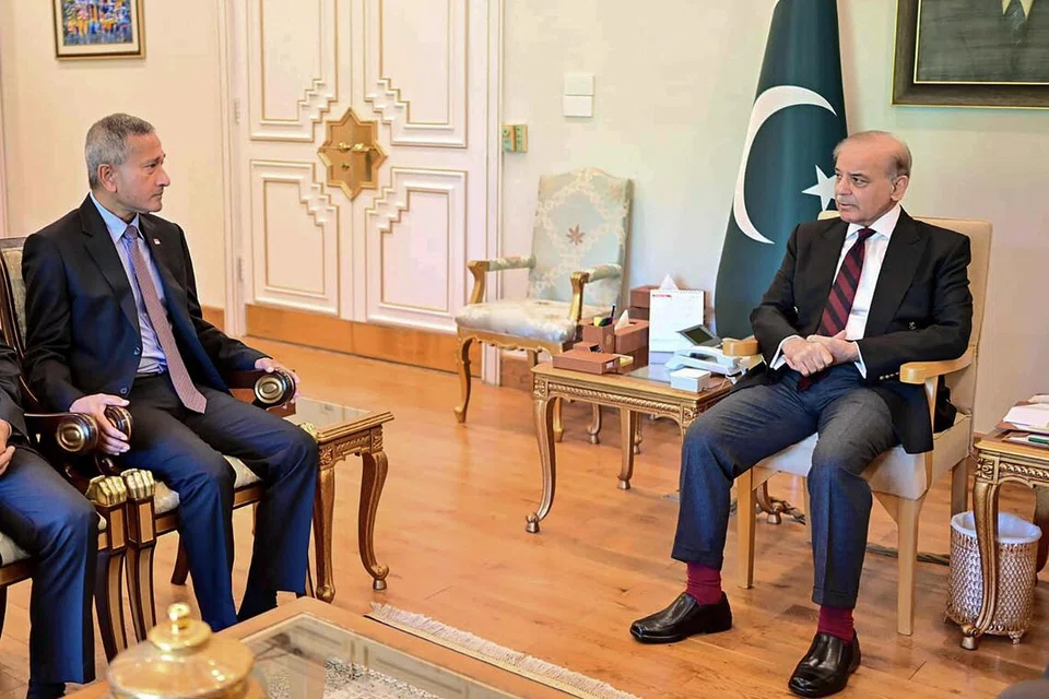 Perdana Menteri Pakistan, Encik Shehbaz Sharif (kanan) berbincang bersama Menteri Ehwal Luar, Dr Vivian Balakrishnan dalam mesyuarat mereka di Islamabad.