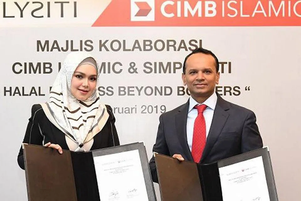 TEROKAI INDUSTRI PRODUK HALAL: Selaku Presiden dan Pengasas SimplySiti Sdn Bhd, Datuk Seri Siti Nurhaliza, baru-baru ini, menjalin kerjasama lebih utuh dengan CIMB Islamic Bank, yang diwakili Ketua Pegawai Eksekutif (CEO) Kumpulan Perbankan Islam, Encik Rafe Haneef, dalam memperluas produk kecantikannya ke pasaran produk halal sejagat. - Foto MARKETING INTERACTIVE