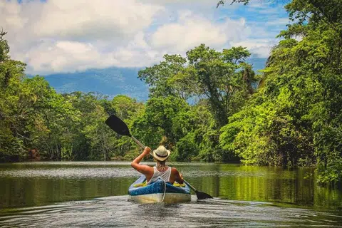 PEMANDANGAN INDAH: Menikmatai perjalanan dalam bot sambil menikmati pemandangan tropika.