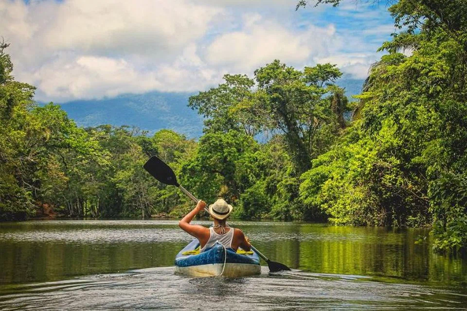 PEMANDANGAN INDAH: Menikmatai perjalanan dalam bot sambil menikmati pemandangan tropika.