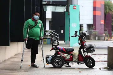 ENGGAN PUTUS ASA: Encik Saire Adnan enggan membiarkan kekurangannya mematahkan semangat beliau untuk berdikari. - Foto BM oleh TIMOTHY DAVID