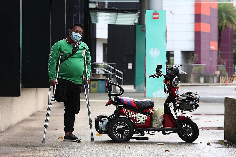ENGGAN PUTUS ASA: Encik Saire Adnan enggan membiarkan kekurangannya mematahkan semangat beliau untuk berdikari. - Foto BM oleh TIMOTHY DAVID