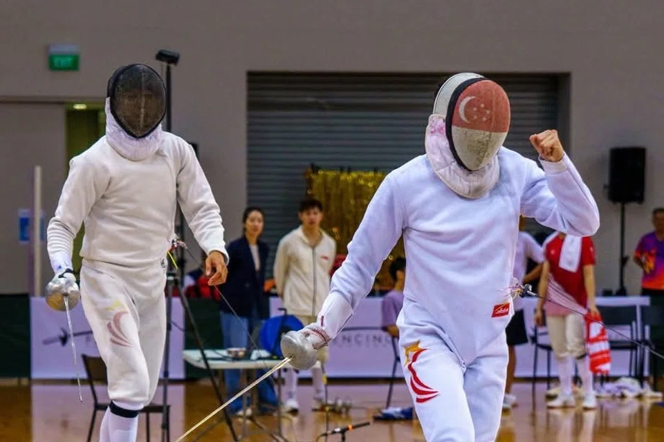 Azfar Luqman Ong (kanan) berkata sorakan semasa perlawanan dapat membantu menghilangkan tekanan dan ‘menakutkan’ seterunya.
