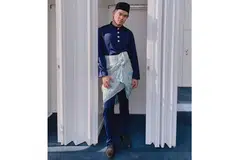 HARU-BIRU LEBARAN: Farhan Shah begitu terkesan apabila perlu menyanyikan lagu Sepasang Kurung Biru pada rancangan Sinar Lebaran 2020 baru-baru ini dek mengenangkan keadaan dirinya yang tidak dapat beraya bersama ibu bapa dan adik-adiknya di Perth, Australia selama dua tahun berturut-turut. - Foto-foto ihsan FARHAN SHAH