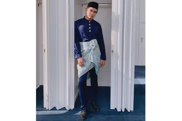 HARU-BIRU LEBARAN: Farhan Shah begitu terkesan apabila perlu menyanyikan lagu Sepasang Kurung Biru pada rancangan Sinar Lebaran 2020 baru-baru ini dek mengenangkan keadaan dirinya yang tidak dapat beraya bersama ibu bapa dan adik-adiknya di Perth, Australia selama dua tahun berturut-turut. - Foto-foto ihsan FARHAN SHAH
