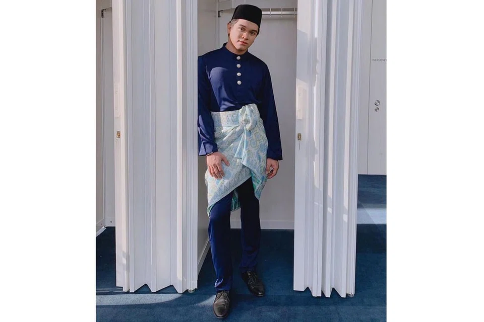 HARU-BIRU LEBARAN: Farhan Shah begitu terkesan apabila perlu menyanyikan lagu Sepasang Kurung Biru pada rancangan Sinar Lebaran 2020 baru-baru ini dek mengenangkan keadaan dirinya yang tidak dapat beraya bersama ibu bapa dan adik-adiknya di Perth, Australia selama dua tahun berturut-turut. - Foto-foto ihsan FARHAN SHAH