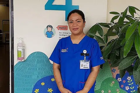 UTAMAKAN KESELAMATAN PESAKIT: Pengurus jururawat di Hospital Alexandra, Cik Norhasidah, memutuskan untuk tidak memakai tudung dengan pakaian seragamnya kerana prihatin tentang kawalan jangkitan. Beliau memakai tudung di luar waktu kerja. - Foto HOSPITAL ALEXANDRA