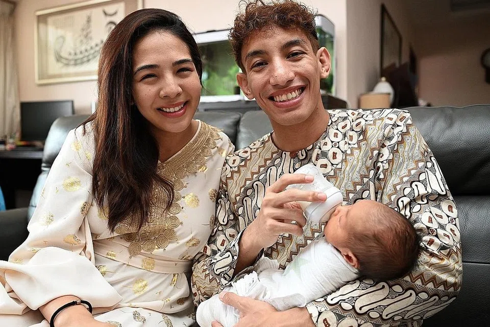 REZEKI ANAK: Altet jiu-jitsu Singapura Amirul Syafiq Shah Eran bersama isteri Irni Susiyanti dan cahaya mata sulung mereka, Aariz Rafael. - Foto BH oleh KHALID BABA