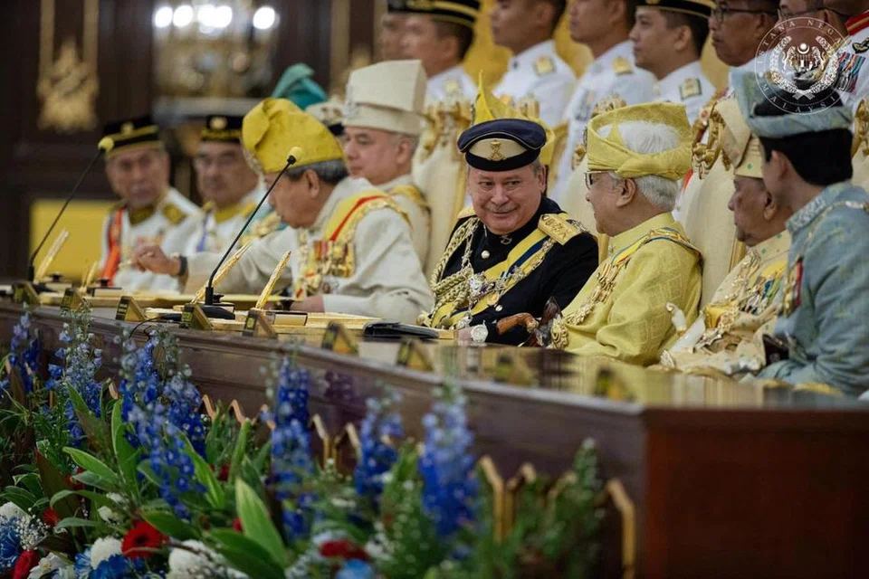 Yang di-Pertuan Agong Ke-17 Malaysia, Sultan Ibrahim (tengah), melafaz sumpah dan menandatangani surat sumpah jawatan di hadapan Majlis Raja-Raja Melayu pada 31 Januari di Istana Negara, Kuala Lumpur.