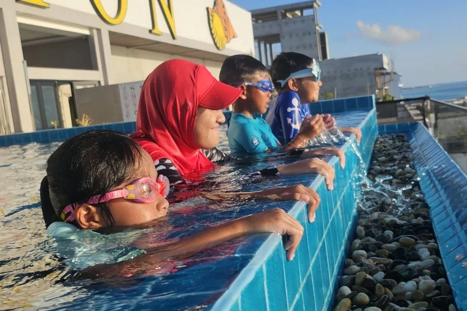 Anak-anak saudara penulis meluangkan masa berenang di kolam renang hotel Triton Exotica yang menawarkan pemandangan indah menghadap pesisir pantai Pulau Maafushi.