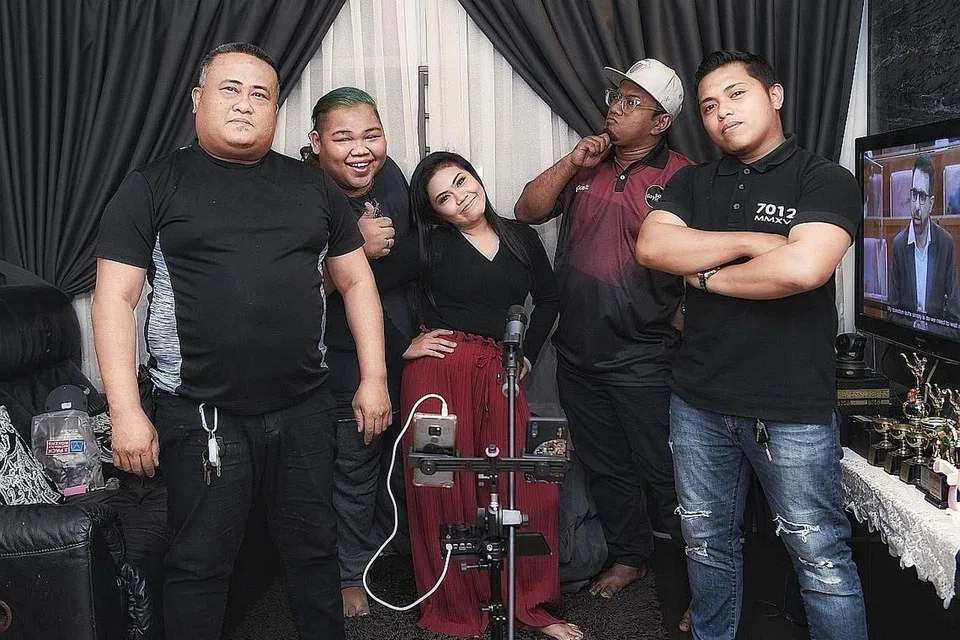 CARI REZEKI DALAM APLIKASI: Hos rasmi aplikasi Bigo Live, (dari kiri) Wan Sod, Muhammad Rakin, Nooraishah, Mugi (Esan) dan Boboy (Hairi), seronok teroka peluang menyebar kreativiti, menyanyi, meraih kenalan dan mendapat pendapatan daripada aktiviti santai ini. - Foto-foto BH oleh KHALID BABA