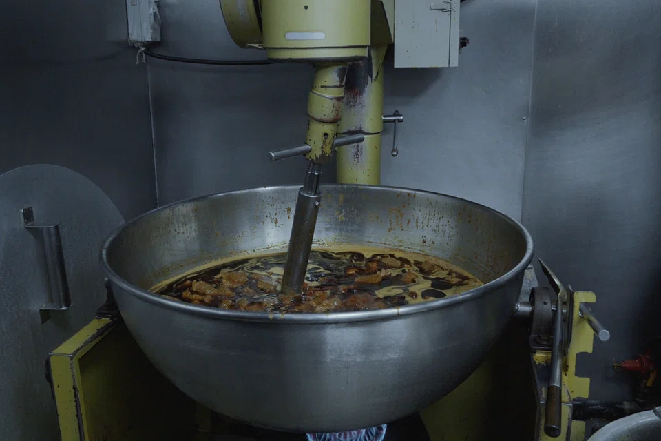 Demi memenuhi permintaan makanan yang tinggi, Rumah Makan Minang, menggunakan mesin khas untuk bantu memasak rendang, yang memerlukan proses memasak dengan perlahan sambil mengekalkan resipi asli. 