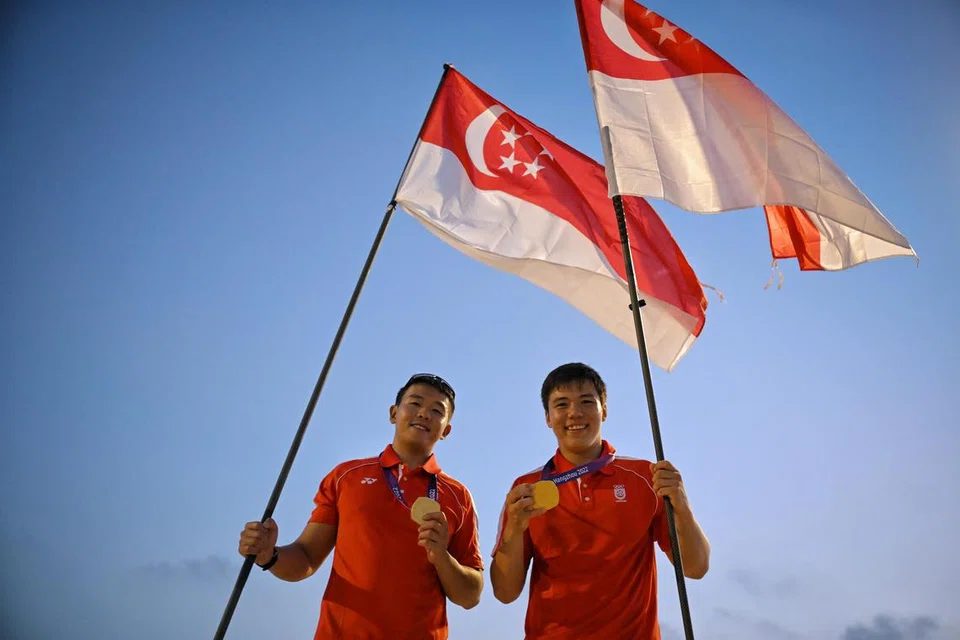KEBANGGAAN NEGARA: Pelayar Maximilian Maeder (kanan) dan  Ryan Lo memenangi dua pingat emas Singapura. Max merangkul pingat emas pertama Singapura dalam acara luncur lelayang formula lelaki manakala Ryan pula kemudian memenangi emas kedua negara dalam acara ILCA 7.