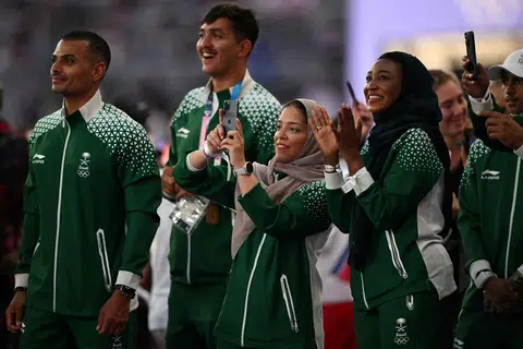 Para atlet Arab Saudi bergambar semasa majlis penutup Sukan Olimpik Paris 2024 di Stade de France pada 11 Ogos 2024. Menurut laporan Saudi Gazette, negara Timur Tengah itu merupakan sebuah negara muda dengan penduduk berusia 30 tahun ke bawah membentuk 63 peratus daripada populasi negara itu.