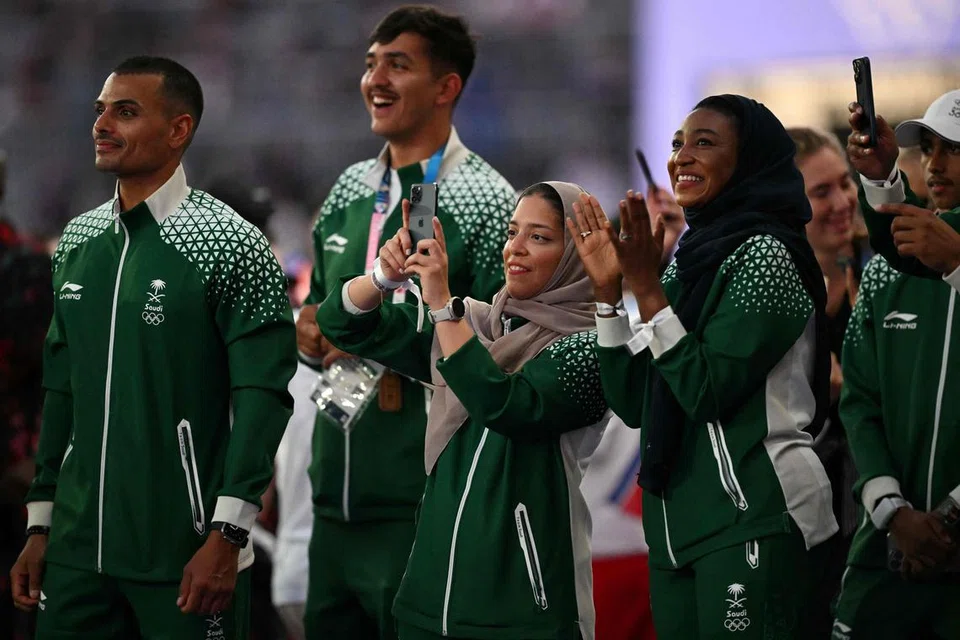 Para atlet Arab Saudi bergambar semasa majlis penutup Sukan Olimpik Paris 2024 di Stade de France pada 11 Ogos 2024. Menurut laporan Saudi Gazette, negara Timur Tengah itu merupakan sebuah negara muda dengan penduduk berusia 30 tahun ke bawah membentuk 63 peratus daripada populasi negara itu.