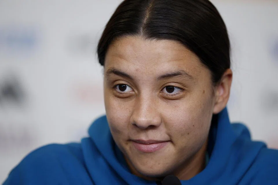 PENCAPAIAN TIDAK DISANGKA: Pemain bola sepak profesional Australia, Sam Kerr tidak pernah terfikir untuk bermain bola sepak semasa kecil dan terpikat dengan permainan itu kerana melihat kejayaan abang-abang bermain dalam Liga Bola Sepak Australia. Ini mendorongnya untuk mula bermain bola pada usia 12 tahun. 