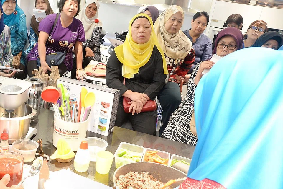 PESERTA BERPELUANG CUBA MEMASAK: Cef Mel memberi peluang kepada peserta 'masuk ke dapur' cuba memasak hidangan Mexico dengan bimbingan beliau. - Foto JOHARI RAHMAT