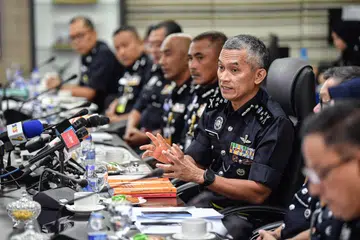 Pengarah Jabatan Siasatan Jenayah Bukit Aman Datuk Seri Mohd Shuhaily Mohd Zain (kanan), memberikan perkembangan terkini mengenai kes jenayah dalam satu sidang media khas di Menara 2 Bukit Aman.