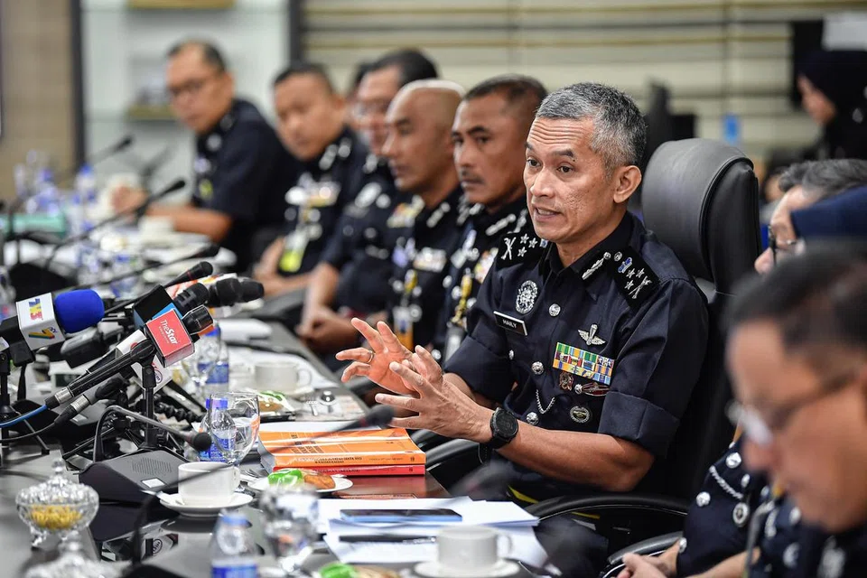 Pengarah Jabatan Siasatan Jenayah Bukit Aman Datuk Seri Mohd Shuhaily Mohd Zain (kanan), memberikan perkembangan terkini mengenai kes jenayah dalam satu sidang media khas di Menara 2 Bukit Aman.