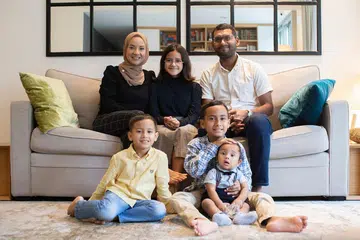 ANTARA SEGELINTIR PAKAR GERIATRIK MELAYU: Dr Farhan (kiri) di samping suami, Encik Imran Shah Rahman Shah (kanan), dan empat anaknya - (barisan belakang, tengah) Nur Hana, (barisan depan, dari kiri) Syed Jibrail, Syed Mikael dan Syed Eesa. - Foto BM oleh HARITH MUSTAFFA