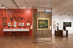 Salah sebuah ruang baru Galeri DBS di Galeri Nasional Singapura akan mempamerkan lebih 200 karya agung apabila siap dibuka pada Julai 2025. Ruang pertama ini mempersembahkan pameran,‘Kisah Singapura: Laluan dan Lencongan dalam Seni‘.