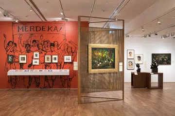 Salah sebuah ruang baru Galeri DBS di Galeri Nasional Singapura akan mempamerkan lebih 200 karya agung apabila siap dibuka pada Julai 2025. Ruang pertama ini mempersembahkan pameran,‘Kisah Singapura: Laluan dan Lencongan dalam Seni‘.