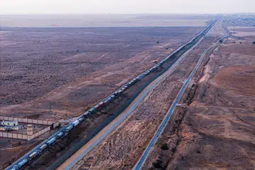 Trak-trak yang membawa bantuan kemanusiaan beratur panjang di jalan raya Mesir bersempadankan Israel, untuk menyalurkannya ke Gaza menerusi Rafah pada 2 Mei.