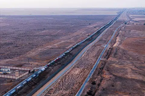 Trak-trak yang membawa bantuan kemanusiaan beratur panjang di jalan raya Mesir bersempadankan Israel, untuk menyalurkannya ke Gaza menerusi Rafah pada 2 Mei.
