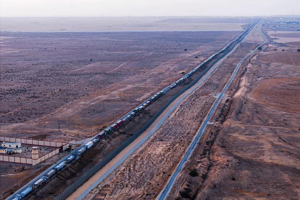 Trak-trak yang membawa bantuan kemanusiaan beratur panjang di jalan raya Mesir bersempadankan Israel, untuk menyalurkannya ke Gaza menerusi Rafah pada 2 Mei.