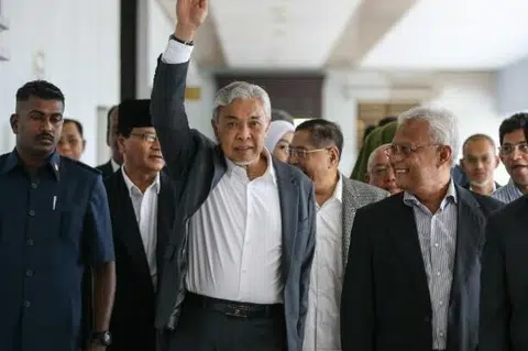 Timbalan Perdana Menteri Malaysia merangkap Presiden Umno, Datuk Seri Dr Ahmad Zahid Hamidi (tengah).