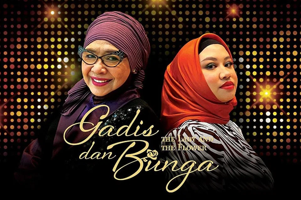 PADUAN DUA GENERASI: Rahimah Rahim (kiri) dan Fathin Amira Zubir menyajikan irama nostalgia pilihan mereka dan berduet lagu 'Hati Yang Rapuh' dalam konsert 'Gadis dan Bunga'. - Foto ESPLANADE