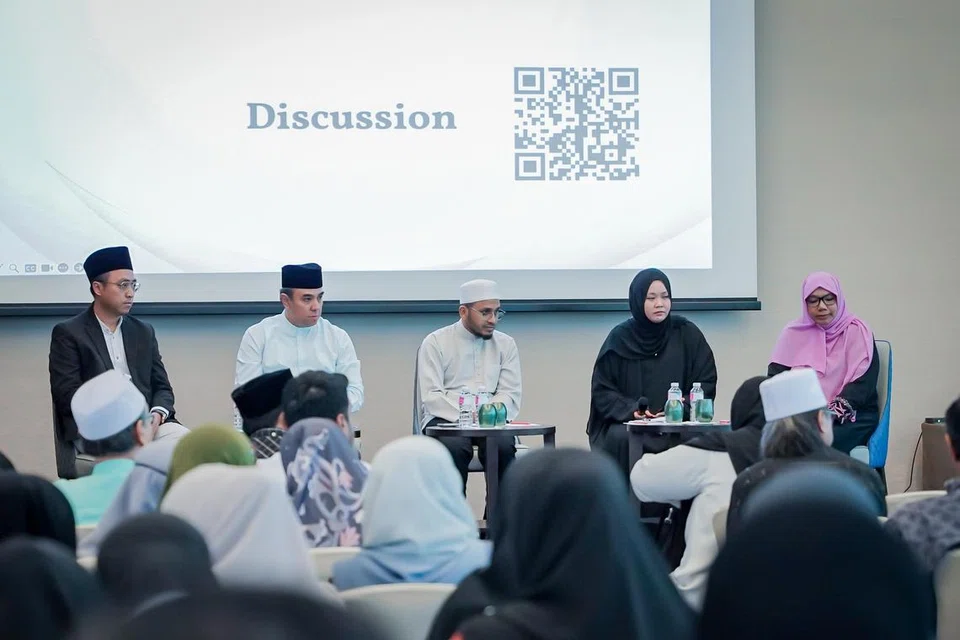 BINCANG ISU: (Dari kiri) Presiden Pergas, Ustaz Muhammad Tarmizi Abdul Wahid; Pengerusi RRG, Ustaz Dr Mohamed Ali; Mufti Dr Nazirudin Mohd Nasir; moderator forum, Ustazah Hanna Taufiq Siraj dan anggota AYN, Ustazah Nadia Hanim Abdul Rahman mengadakan perbincangan bersama asatizah yang hadir di Forum Kepimpinan Agama 2023 pada Khamis. 