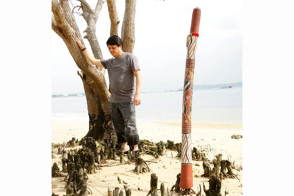 TONJOL KELAINAN: Jamal memutuskan melakukan sesuatu yang berbeza dengan menghasilkan muzik instrumental yang mudah diterima dan didengari orang ramai, dengan alat muzik didgeridoo, beliau mahu orang ramai sedar yang ia boleh dimainkan dalam cara yang pelbagai. - Foto HAZELBAYU STUDIOS PTE LTD