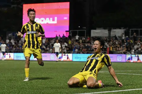 Penyerang BG Tampines Rovers, Hide Higashikwa (kanan), menyempurnakan kemenangan pasukannya pada masa tambahan perlawanan dengan menjaringkan gol hasil hantaran pemain sayap, Trent Anthony Buhagiar.