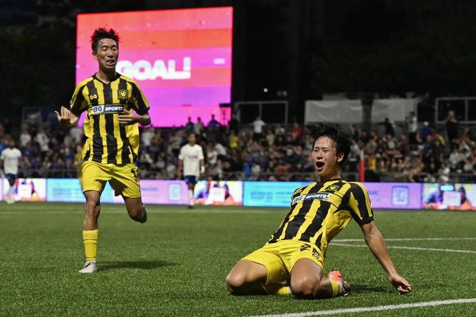 Penyerang BG Tampines Rovers, Hide Higashikwa (kanan), menyempurnakan kemenangan pasukannya pada masa tambahan perlawanan dengan menjaringkan gol hasil hantaran pemain sayap, Trent Anthony Buhagiar.