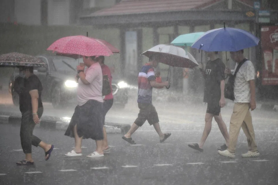Lonjakan monsun ketiga pada 2025 membawa hujan dan menyebabkan suhu turun kepada 23.6 darjah Celsius pada sekitar tengah hari 19 Mac.