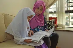 YAKIN KEMAMPUAN ANAKNYA: Cik Norashidah Rosdi yakin anaknya Kamylia Naurah Khairul Hazwan, mampu menyesuaikan diri dengan suasana persekitaran dan pembelajaran di madrasah. - Foto BH oleh JOSEPH CHUA
