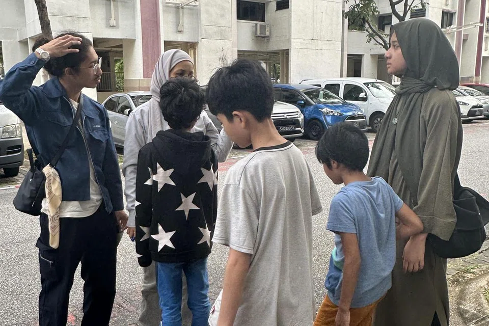 
NENEK DAH TAK ADA : Norish berdepan dengan anak-anaknya untuk memberitahu tentang pemergian ibunya petang tadi.   