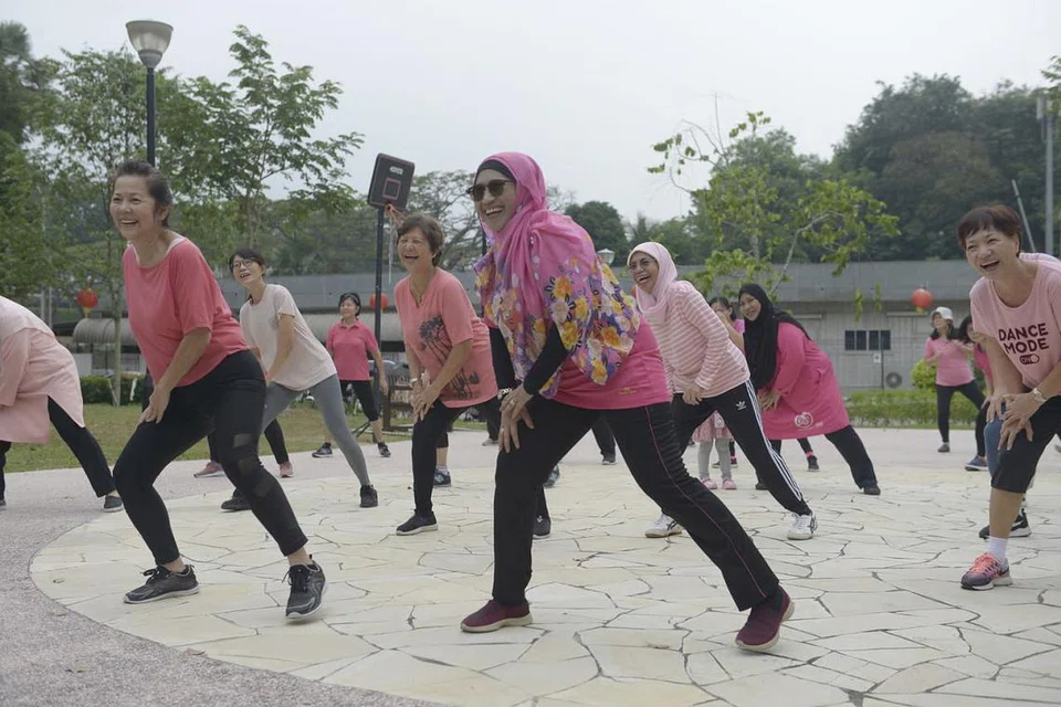 KEKALKAN GAYA HIDUP SIHAT: Cik Norhaiyati Yusop (tudung merah jambu, berkaca mata hitam) mengikuti sesi Zumba Gold anjuran HPB di perkarangan Masjid Ahmad Ibrahim setiap Sabtu pagi. Turut bersama menyertai sesi zumba ini ialah beberapa peserta pelbagai kaum dan agama. Sesi bersenam itu sebahagian inisiatif 'Jaga Kesihatan, Jaga Ummah' bagi menggalakkan lebih ramai anggota masyarakat Melayu kekalkan gaya hidup sihat. - Foto BH oleh MARCUS TAN