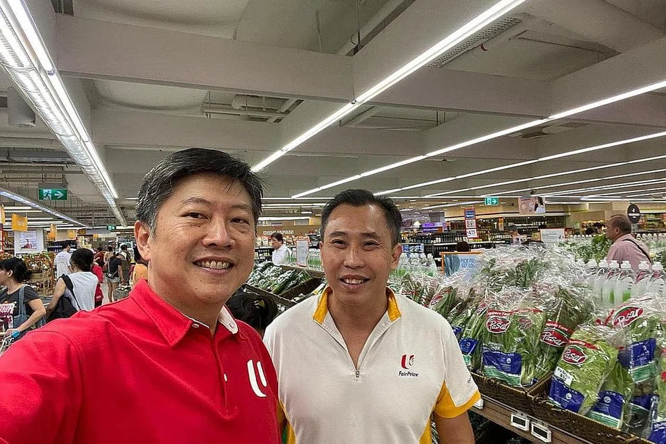 TINJAU KEADAAN DI PASAR RAYA: Setiausaha Agung NTUC, Encik Ng Chee Meng (kiri), bergambar bersama pengurus kanan FairPrice Finest di Junction 8, Encik Dennis Ma. - Foto FACEBOOK NG CHEE MENG