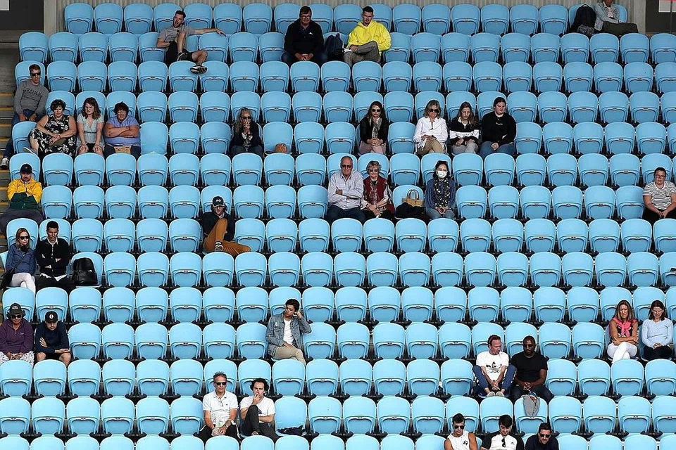 KOSONG, LENGANG: Penonton, yang menyaksikan perlawanan Terbuka Australia antara Alexander Zverev dengan Marcos Giron kelmarin, duduk mematuhi jarak sosial dalam kumpulan masing-masing. - Foto REUTERS