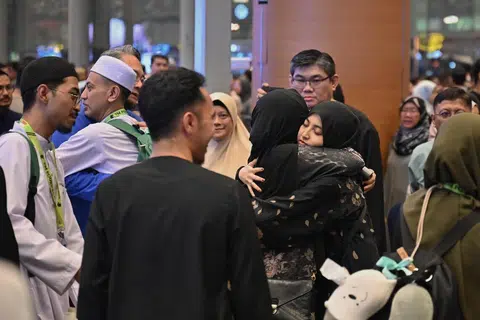 Suasana di balai pelepasan Terminal 3 Lapangan Terbang Changi tambah meriah pada malam 8 Mei, dengan anggota keluarga memanfaatkan peluang dalam mendakap erat anggota jemaah haji sebelum mereka berangkat ke Tanah Suci.