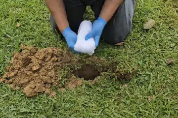 KHIDMAT DIPERCAYAI: Pengasas bersama Fulfilling Sunnah, Encik Mohammed Mohamed Yusoof dan Cik Jamilah Mohamed, akan merakam keseluruhan proses menanam uri. Ini memberikan ketenangan dan kejaminan kepada pelanggan mereka.