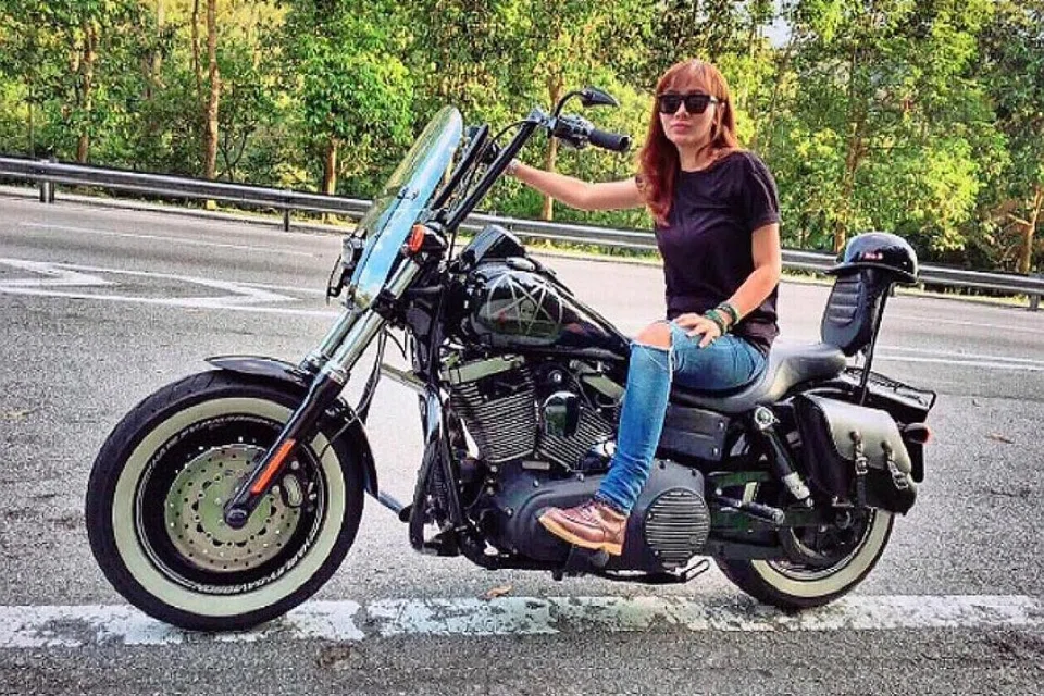 KONGSI MINAT DENGAN SUAMI: Siti Elizad Sharifuddin meminati kegiatan bermotosikal dan rasa bertuah dapat berkongsi minat yang sama dengan suaminya, Shamsul Baharin Rahman, yang merupakan kakitangan syarikat permotoran Harley Davidson. - Foto BERITA HARIAN MALAYSIA