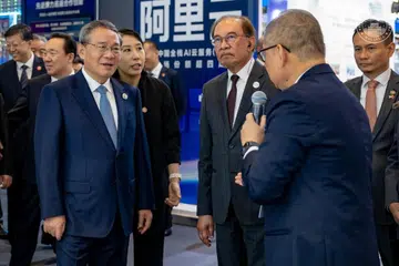 Perdana Menteri Malaysia, Datuk Seri Anwar Ibrahim (dua dari kanan) bersama Perdana Menteri China, Encik Li Qiang (kiri) ketika mengadakan lawatan kerja ke Shanghai, China, pada 23 September.