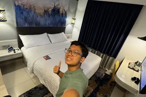 Encik Aiman Hakim Reza, semasa di hotel di Anyer, Banten, dekat dengan Pantai Barat Pulau Jawa. Semua penginapan dan pengangkutan semasa latihan industrinya ditanggung oleh syarikat Japfa.