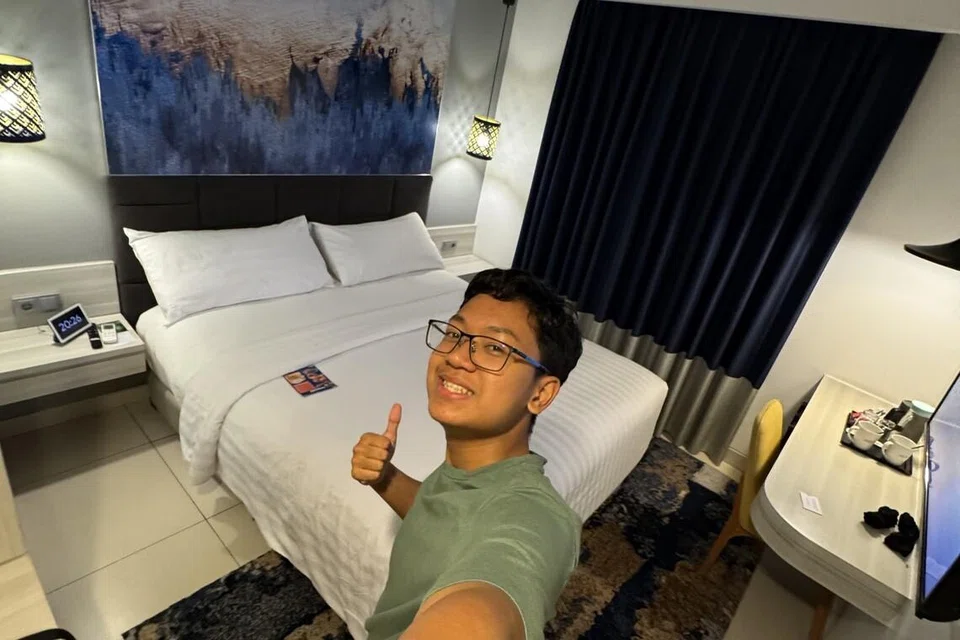 Encik Aiman Hakim Reza, semasa di hotel di Anyer, Banten, dekat dengan Pantai Barat Pulau Jawa. Semua penginapan dan pengangkutan semasa latihan industrinya ditanggung oleh syarikat Japfa.